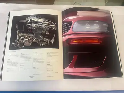 Aston Martin V8 Vantage V550 — Légendaire coupé sport 557 ch, seulement 239 exemplaires produits — Miniature 13