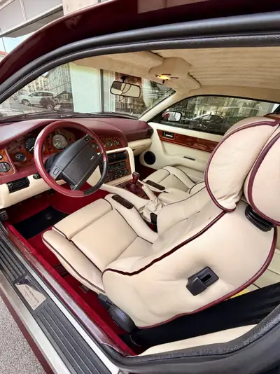 Aston Martin V8 Vantage V550 — Icône des années 1990, seulement 239 exemplaires produits — Miniature 7