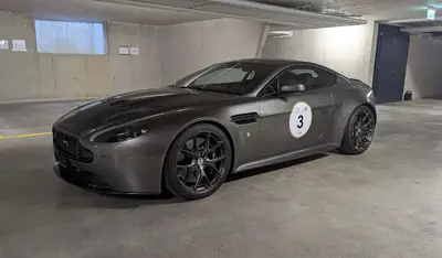 Aston Martin V12 Vantage AMR — Coupé sport britannique, 571 ch et seulement 33 000 km — Außenansicht