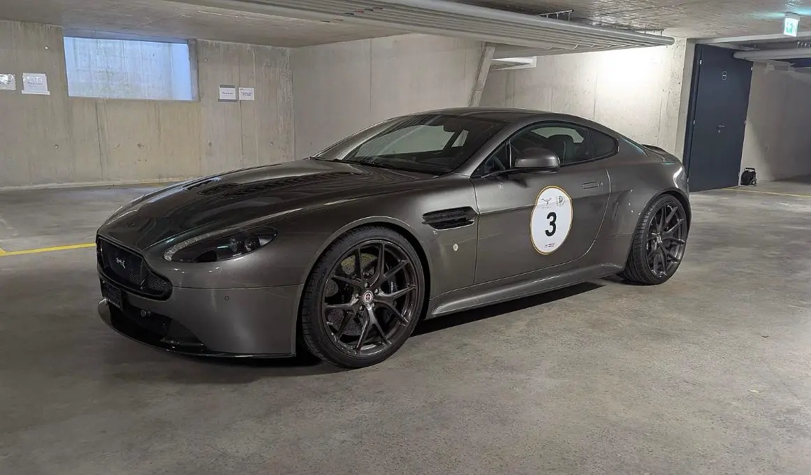 Aston Martin V12 Vantage AMR — Coupé sport britannique, 571 ch et seulement 33 000 km