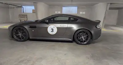 Aston Martin V12 Vantage AMR — Coupé sport britannique, 571 ch et seulement 33 000 km — Heckansicht