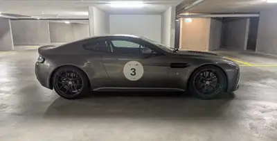 Aston Martin V12 Vantage AMR — Coupé sport britannique, 571 ch et seulement 33 000 km — Armaturenbrett
