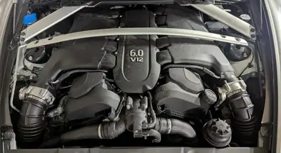 Aston Martin V12 Vantage AMR — Coupé sport britannique, 571 ch et seulement 33 000 km — Miniatur 9