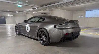 Aston Martin V12 Vantage AMR — Coupé sport britannique, 571 ch et seulement 33 000 km — Miniatur 21