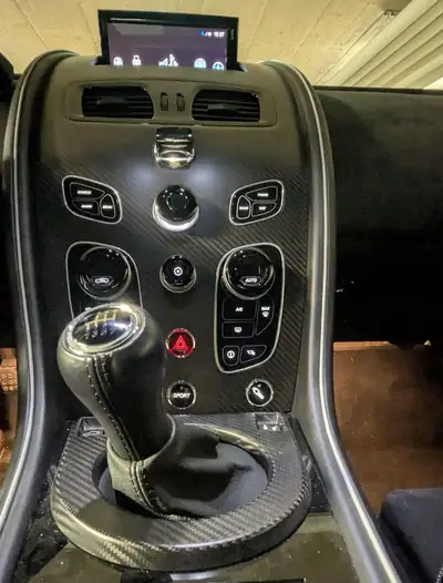 Aston Martin V12 Vantage AMR — Coupé sport britannique, 571 ch et seulement 33 000 km — Miniatur 20