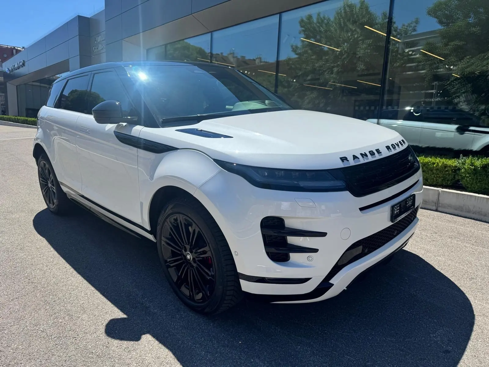 Range Rover Evoque P270e Autobiography — Hybride rechargeable, 5400 km seulement