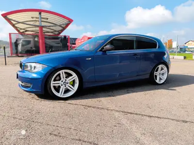BMW 130i — Compacte sportive 265 ch, 3 portes iconique des années 2000 — vue extérieure