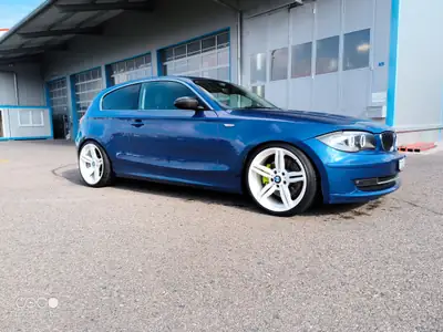 BMW 130i — Compacte sportive 265 ch, 3 portes iconique des années 2000 — côté