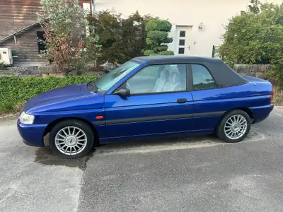 Ford Escort 1.6i 16V Azur — Cabriolet rétro des années 90, sans accident — côté
