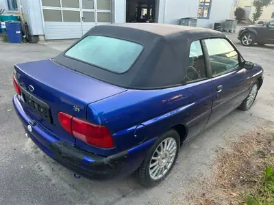 Ford Escort 1.6i 16V Azur — Cabriolet rétro des années 90, sans accident — tableau de bord
