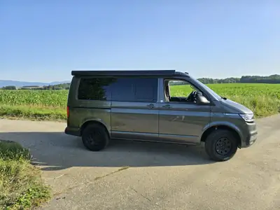 VW T6.1 California Beach — Le camping-car compact 4x4 performant et librement aménageable — Heckansicht
