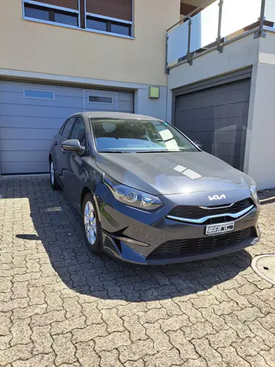 Kia Ceed 1.5 T-GDi Power 2022 — Berline dynamique, 13 750 km seulement — vue extérieure