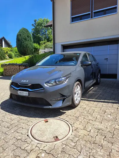 Kia Ceed 1.5 T-GDi Power 2022 — Berline dynamique, 13 750 km seulement — côté