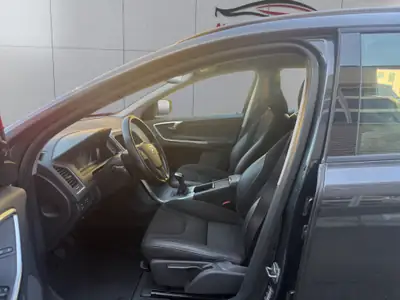 Volvo XC60 D4 Momentum — SUV premium diesel, entretien récent et sans sinistre — Miniature 7