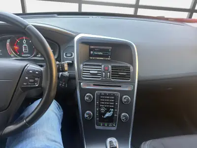 Volvo XC60 D4 Momentum — SUV premium diesel, entretien récent et sans sinistre — Miniature 11