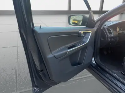 Volvo XC60 D4 Momentum — SUV premium diesel, entretien récent et sans sinistre — Miniature 10