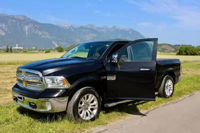 Dodge Ram 1500 5.7L Longhorn — Pickup musclé, sans accident, 105'000 km — côté