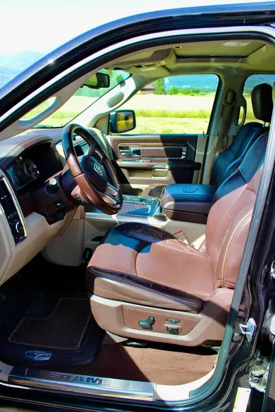 Dodge Ram 1500 5.7L Longhorn — Pickup musclé, sans accident, 105'000 km — intérieur