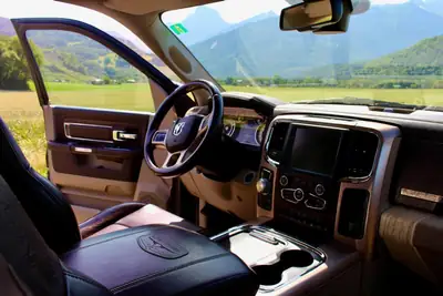 Dodge Ram 1500 5.7L Longhorn — Pickup musclé, sans accident, 105'000 km — tableau de bord