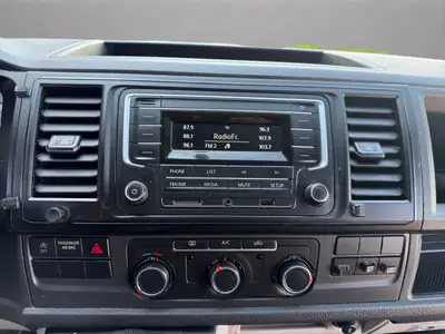 VW T6 2.0 TDI — Utilitaire fiable, 150 ch, attelage 2000 kg et régulateur de vitesse — Miniature 15