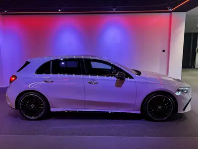 Mercedes-Benz Classe A 200 Night Star AMG Line — Berline compacte hybride, très peu kilométrée — vista posteriore