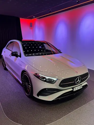 Mercedes-Benz Classe A 200 Night Star AMG Line — Berline compacte hybride, très peu kilométrée — vista esterna