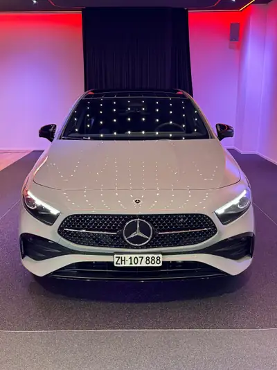 Mercedes-Benz Classe A 200 Night Star AMG Line — Berline compacte hybride, très peu kilométrée — fianco