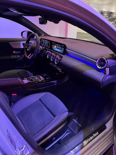 Mercedes-Benz Classe A 200 Night Star AMG Line — Berline compacte hybride, très peu kilométrée — dettaglio