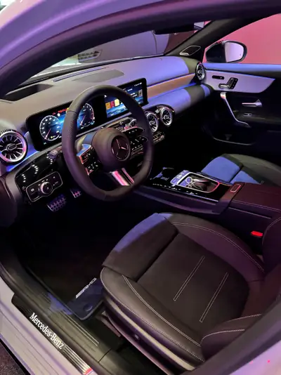 Mercedes-Benz Classe A 200 Night Star AMG Line — Berline compacte hybride, très peu kilométrée — cruscotto