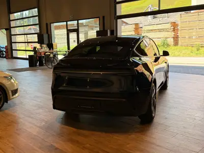 Tesla Model Y Long Range AWD — SUV électrique haute performance, quasi neuf — détail