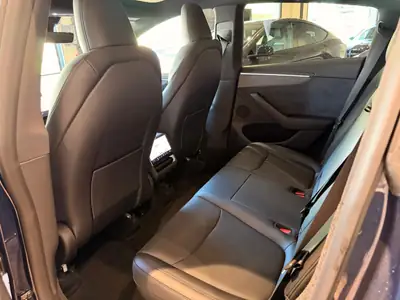 Tesla Model Y Long Range AWD — SUV électrique haute performance, quasi neuf — Miniature 8