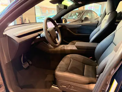 Tesla Model Y Long Range AWD — SUV électrique haute performance, quasi neuf — Miniature 11