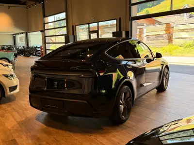 Tesla Model Y Long Range AWD — SUV électrique haute performance, quasi neuf — Miniature 12
