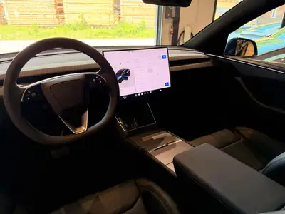 Tesla Model Y Long Range AWD — SUV électrique haute performance, quasi neuf — Miniature 13