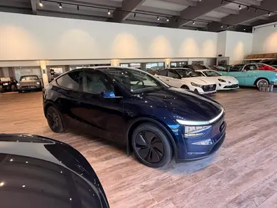 Tesla Model Y Long Range AWD — SUV électrique haute performance, quasi neuf — Miniature 15