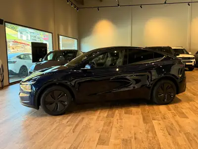 Tesla Model Y Long Range AWD — SUV électrique haute performance, quasi neuf — Miniature 17