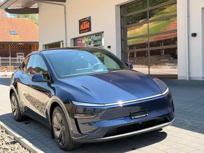 Tesla Model Y Long Range AWD — SUV électrique haute performance, quasi neuf — Miniature 21