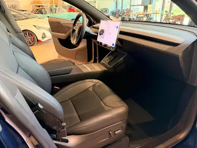 Tesla Model Y Long Range AWD — SUV électrique haute performance, quasi neuf — Miniature 23