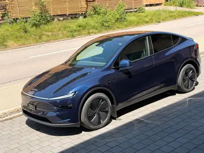 Tesla Model Y Long Range AWD — SUV électrique haute performance, quasi neuf — Miniature 22