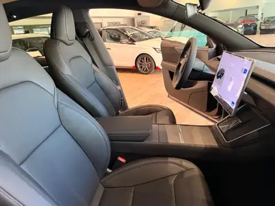 Tesla Model Y Long Range AWD — SUV électrique haute performance, quasi neuf — Miniature 25