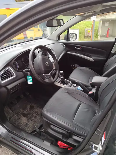 Suzuki S-Cross 1.4 Turbo Piz Sulai Top 4x4 — Compact polyvalent tout-terrain, 59'000 km seulement — dettaglio