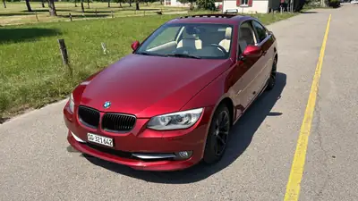 BMW 330i xDrive Coupé 2013 — Sportivité et élégance intemporelle en rouge métallisé — vue extérieure