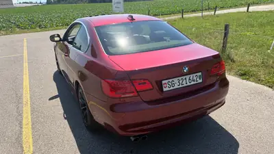 BMW 330i xDrive Coupé 2013 — Sportivité et élégance intemporelle en rouge métallisé — côté