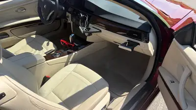 BMW 330i xDrive Coupé 2013 — Sportivité et élégance intemporelle en rouge métallisé — tableau de bord