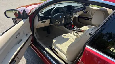 BMW 330i xDrive Coupé 2013 — Sportivité et élégance intemporelle en rouge métallisé — intérieur