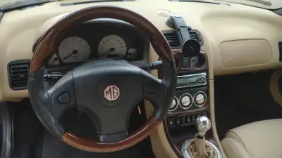 MG TF 160 — Cabriolet sportif 2005, moteur 1.8L performant et design rétro — Miniature 12