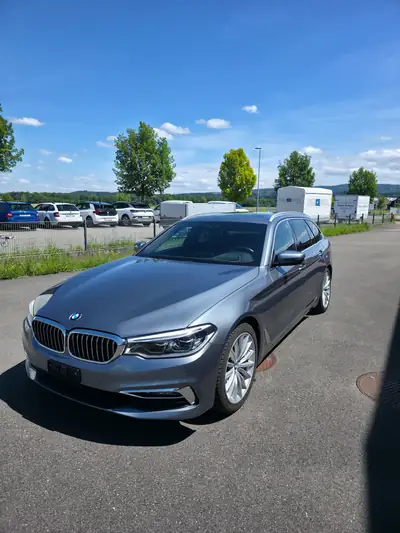 BMW 540i xDrive Touring — Break de prestige, 340 ch et transmission intégrale — fianco