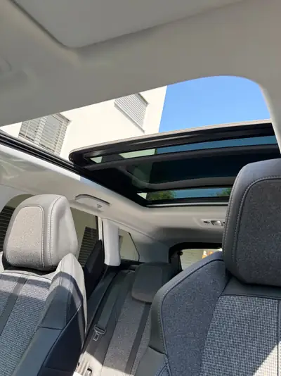 PEUGEOT 3008 1.2 PureTech Allure — SUV compact fiable, entretien complet récent — rear view