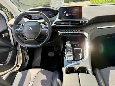 PEUGEOT 3008 1.2 PureTech Allure — SUV compact fiable, entretien complet récent — interior