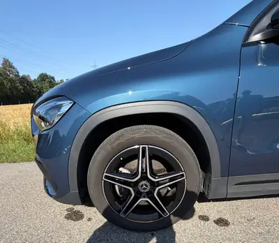 Mercedes-Benz GLA 200 AMG Line — SUV compact sportif, 29 500 km seulement — side view